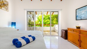 Room - Spacious Villa With Garden AND Pool Sleeps 8 !! (Playa del Carmen)