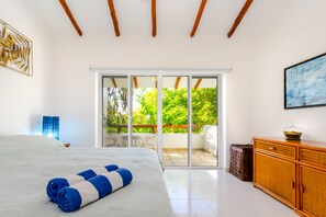 3 habitaciones y espacio para trabajar con laptop 