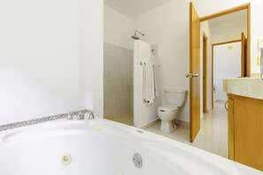 Bathtub, jetted bath - Spacious Villa With Garden AND Pool Sleeps 8 !! (Playa del Carmen)
