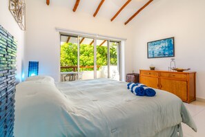 3 habitaciones y espacio para trabajar con laptop 