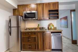 Microondas, horno, parrilla de estufa y lavavajillas 