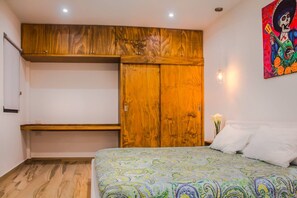 Room - Great Location! Ocean Views! AC! Rooftop Pool!! (Playa del Carmen)
