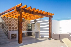 Terrace/patio - Great Location! Ocean Views! AC! Rooftop Pool!! (Playa del Carmen)