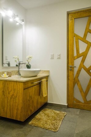 Bathroom - Great Location! Ocean Views! AC! Rooftop Pool!! (Playa del Carmen)