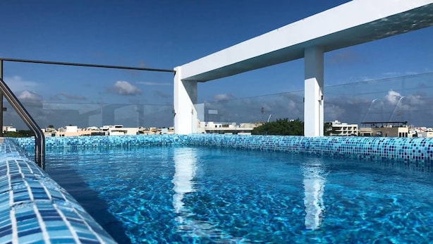 Outdoor pool, a rooftop pool - 1-br Condo in Playa del Carmen's Sweet Spot (Playa del Carmen)