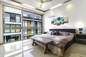 2 ห้องนอน, พื้นที่ทำงานแบบใช้แล็ปท็อป, เตารีด/โต๊ะรีดผ้า, ผ้าปูที่นอน