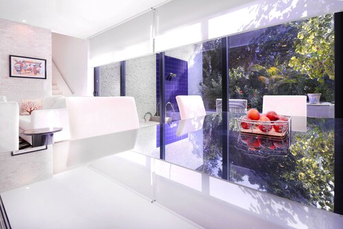 Colorful 2br! Private Pool! A/C & Wifi!!