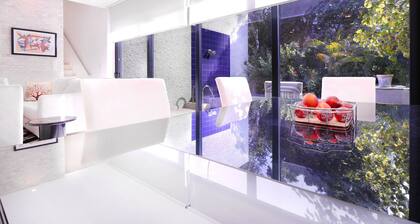 Colorful 2br! Private Pool! A/C & Wifi!!