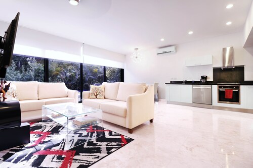 Colorful 2br! Private Pool! A/C & Wifi!!