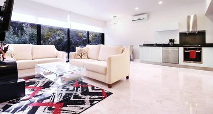 Colorful 2br! Private Pool! A/C & Wifi!!