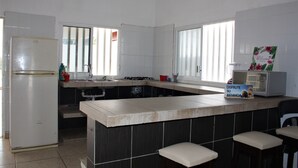 Private kitchen - Large, Tranquil Beach House With Huge Pool, Pool Bar, Sky TV, AC (Progreso)