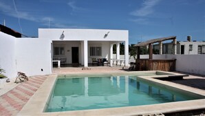 Pool - Large, Tranquil Beach House With Huge Pool, Pool Bar, Sky TV, AC (Progreso)