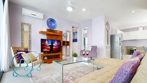 TV - Luxe 3BR Penthouse! Private Jacuzzi! Sleeps 10!! (Tulum)