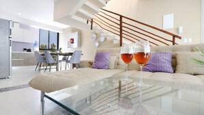 TV - Luxe 3BR Penthouse! Private Jacuzzi! Sleeps 10!! (Tulum)