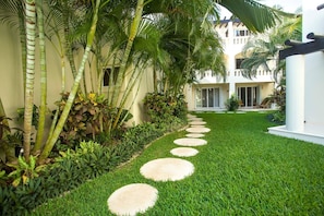 Property grounds - Great 2BR Condo Steps to Beach W/pool Sleeps 8!! (Playa del Carmen)