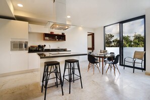 Microondas, parrilla de estufa y utensilios de cocina 