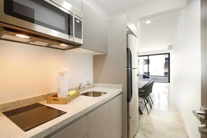 Micro-ondas, fogão, cooktop, talheres/pratos/utensílios de cozinha