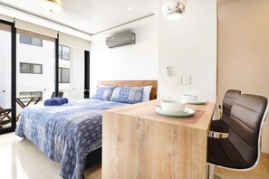 1 bedroom, laptop workspace, iron/ironing board, bed sheets - Modern Studio With Pool for 2 People 3 Blocks From the Beach (Playa del Carmen)