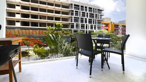 Outdoor dining - 1 Bdrm Modern Apartment Greatdown Town Location! Rooftop Pool!!!! (Playa del Carmen)