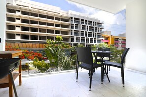 Outdoor dining - 1 Bdrm Modern Apartment Greatdown Town Location! Rooftop Pool!!!! (Playa del Carmen)