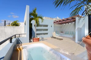 Tina de hidromasaje al aire libre