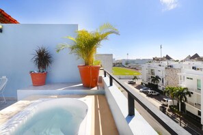 Banyera d'hidromassatge a l'aire lliure