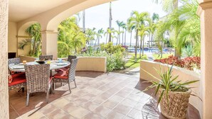Outdoor dining - True Beachfront/poolside 3-bedroom Condo! Best Location! Minutes TO Downtown SAN Jose! (San José del Cabo)