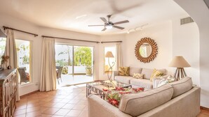 Living area - True Beachfront/poolside 3-bedroom Condo! Best Location! Minutes TO Downtown SAN Jose! (San José del Cabo)