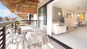 Outdoor dining - Luxury 2BR PH With Private Pooldeck Steps Away From the Beach (Playa del Carmen)