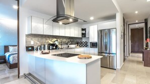 Micro-ondas, fogão, cooktop, talheres/pratos/utensílios de cozinha