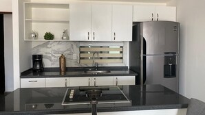 Microwave, oven, kompor, dan peralatan masak/sendok-piring