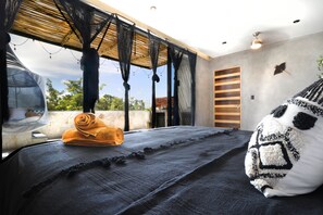 4 habitaciones y espacio para trabajar con laptop 