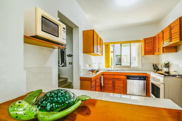 Microondas, horno, parrilla de estufa y lavavajillas 