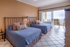 Room - Beautiful Oceanfront 2-bedroom! Minutes to San Jose del Cabo Historic Art District! Sleeps 6 Guests! (San José del Cabo)