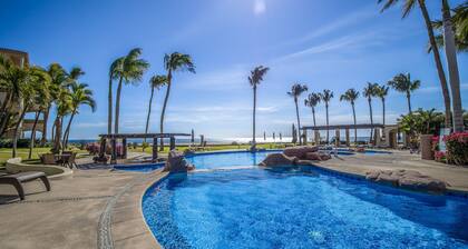 Beautiful Oceanfront 2-bedroom! Minutes to San Jose del Cabo Historic Art District! Sleeps 6 Guests!