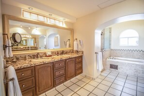 Bathroom - Beautiful Oceanfront 2-bedroom! Minutes to San Jose del Cabo Historic Art District! Sleeps 6 Guests! (San José del Cabo)