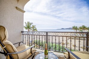 Property grounds - Beautiful Oceanfront 2-bedroom! Minutes to San Jose del Cabo Historic Art District! Sleeps 6 Guests! (San José del Cabo)