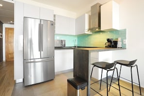 Microondas, placa de cocina, utensilios de cocina