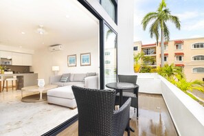 Outdoor dining - Anah Downtown 1br, Rooftop Views, GYM and Pool !! (Playa del Carmen)
