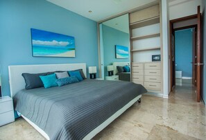 2 habitaciones, espacio para trabajar con laptop y ropa de cama 