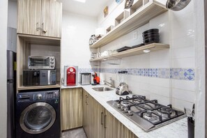 Microondas, parrilla de estufa y utensilios de cocina 