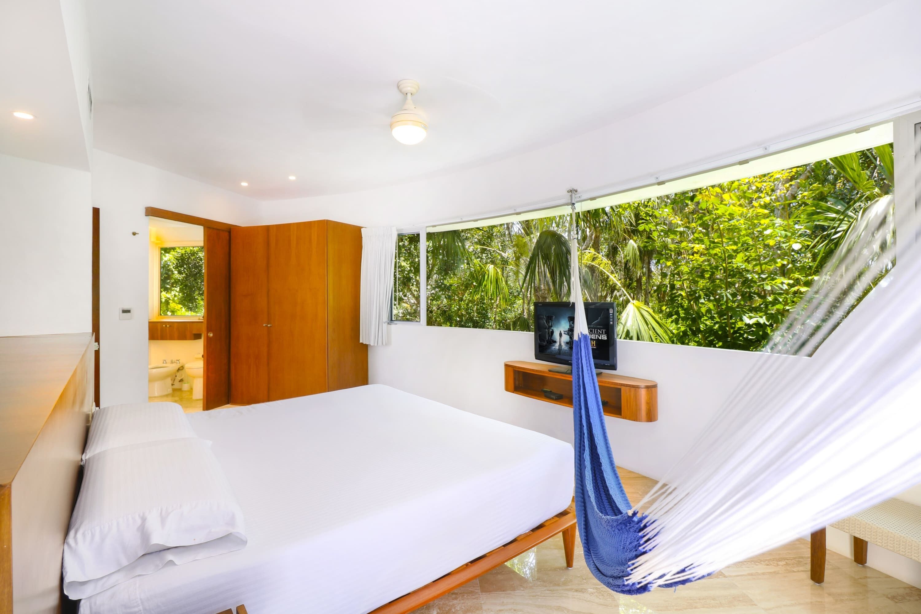 4 kamar tidur, ruang kerja ramah laptop, dan setrika/meja setrika