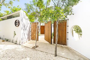 المنطقة المحيطة بالمنشأة