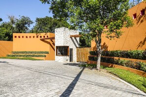 Exterior - Luxe 4BR Architect Villa! Exclusive Lagoon Access! Private Pool!! (Akumal)