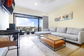 TV - Beautiful Veranto Condo Living! 2 BR Paradise Oasis With Private Jacuzzi, Gym, Pool and Parking ! (Playa del Carmen)