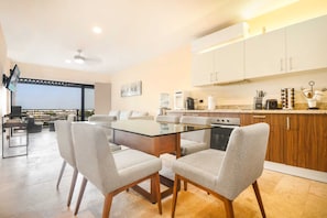 Microwave, oven, stovetop, cookware/dishes/utensils - Beautiful Veranto Condo Living! 2 BR Paradise Oasis With Private Jacuzzi, Gym, Pool and Parking ! (Playa del Carmen)