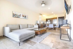 TV - Beautiful Veranto Condo Living! 2 BR Paradise Oasis With Private Jacuzzi, Gym, Pool and Parking ! (Playa del Carmen)