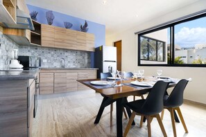 Microondas, horno, parrilla de estufa y utensilios de cocina 