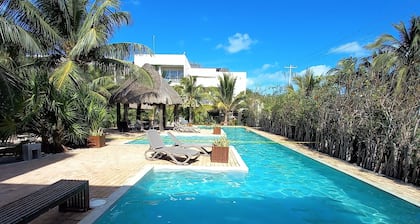 Amazing Luxury Condo for 4, Fiber Optic, 1 Block From the Beach