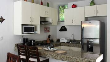 Microwave, oven, stovetop, cookware/dishes/utensils